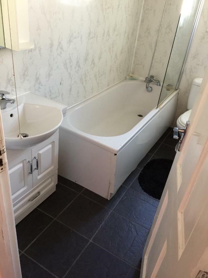 Travis House One Apartment Бърнли Екстериор снимка